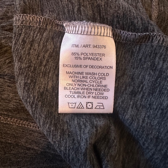 Workout top with thumb holes & built in mitts!  Med - Picture 2 of 7